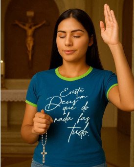 BabyLook Católica Bordada Existe um Deus que do nada faz Tudo