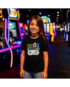 Camisa Feminina Infantil Bordada Deus Está no Controle