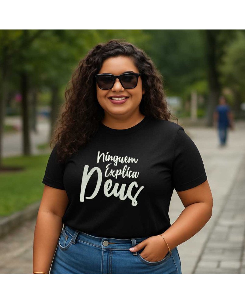 Camisa de Malha Feminina Cristã Bordada Ninguém Explica Deus Camisa de Malha Feminina Cristã Bordada Ninguém Explica Deus