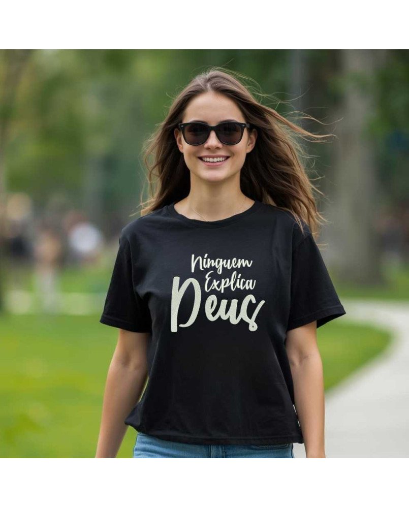Camisa de Malha Feminina Cristã Bordada Ninguém Explica Deus Camisa de Malha Feminina Cristã Bordada Ninguém Explica Deus