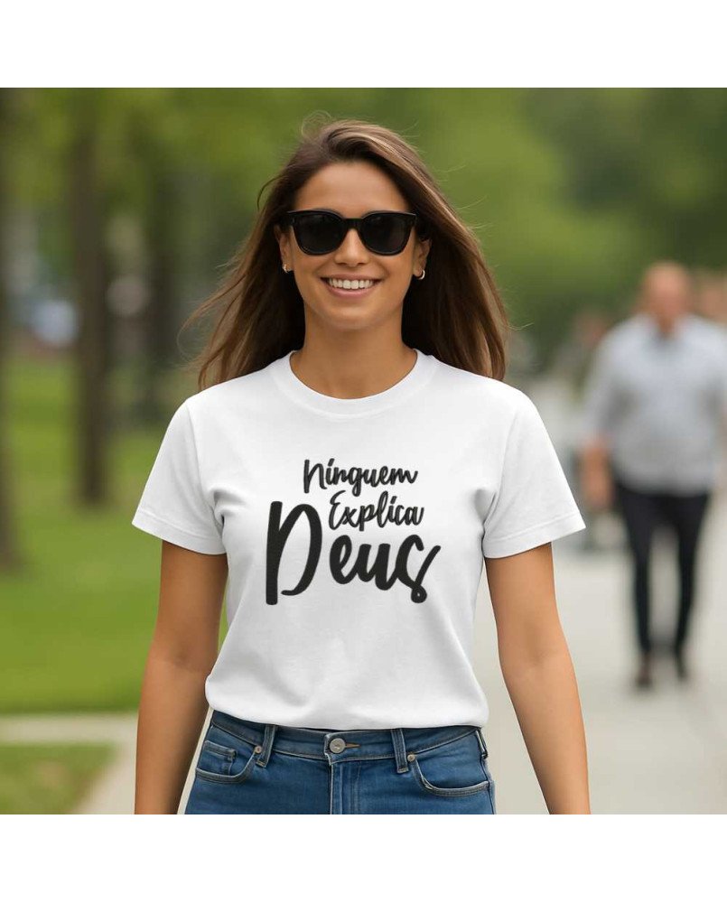 Camisa de Malha Feminina Cristã Bordada Ninguém Explica Deus Camisa de Malha Feminina Cristã Bordada Ninguém Explica Deus