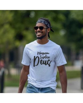 Camisa Malha Masculina Cristã Bordada Ninguém Explica Deus