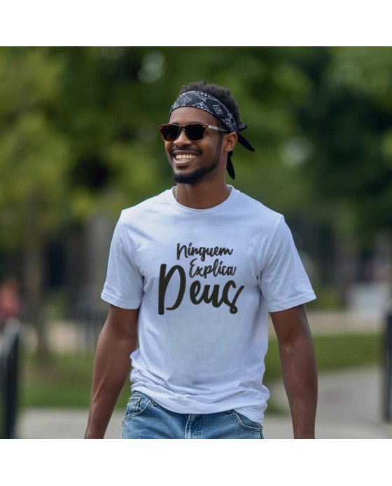 Camisa Malha Masculina Cristã Bordada Ninguém Explica Deus