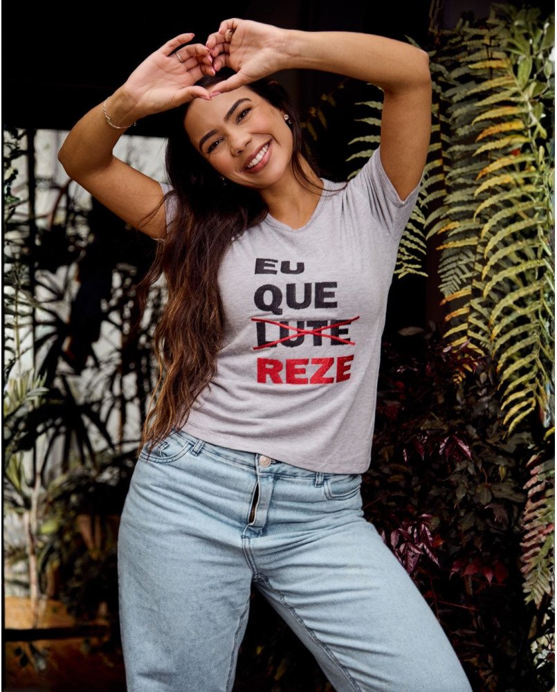 Baby Look Feminina Cristã Bordada “Eu Que Reze” – Camiseta de Fé, Estilo e Conforto Baby Look Feminina Cristã Bordada “Eu Que Reze” – Camiseta de Fé, Estilo e Conforto