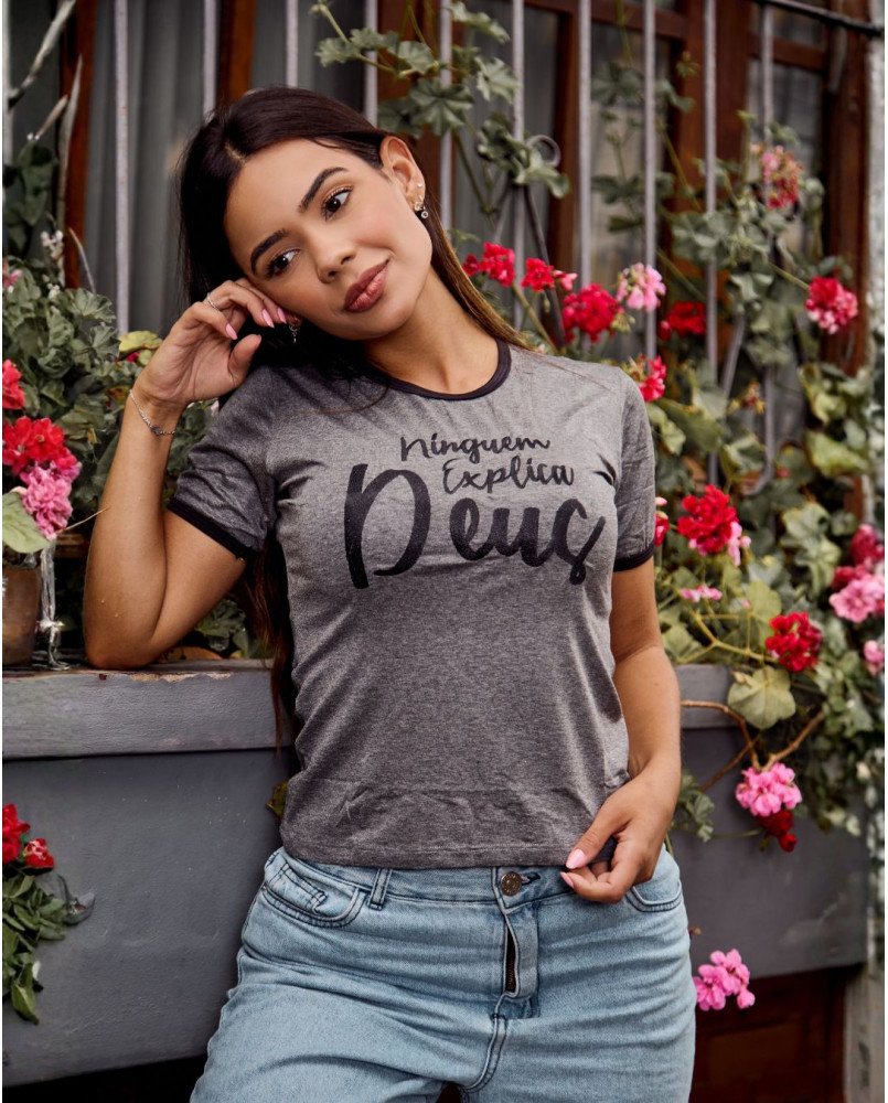 Baby Look Feminina Cristã Bordada “Ninguém Explica Deus ” Baby Look Feminina Cristã Bordada “Ninguém Explica Deus ”