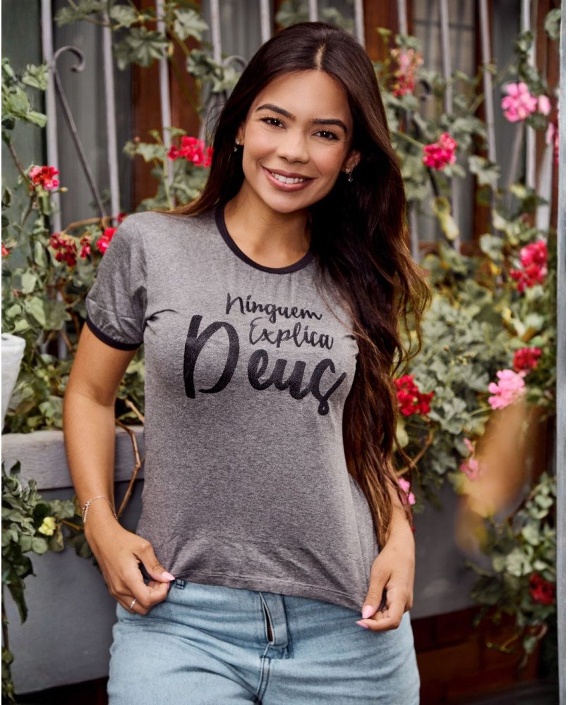 Baby Look Feminina Cristã Bordada “Ninguém Explica Deus ” Baby Look Feminina Cristã Bordada “Ninguém Explica Deus ”