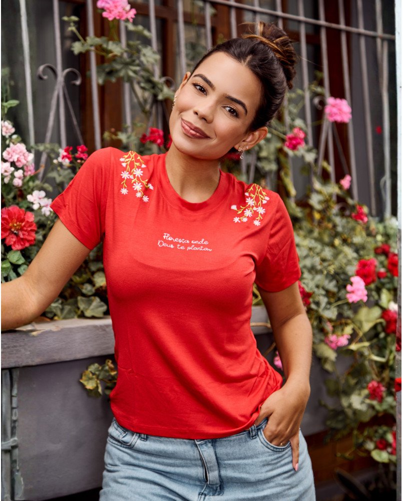 Baby Look Feminina Bordada “Floresça Onde Deus Te Plantar” – Fé, Delicadeza e Propósito Baby Look Feminina Bordada “Floresça Onde Deus Te Plantar” – Fé, Delicadeza e Propósito