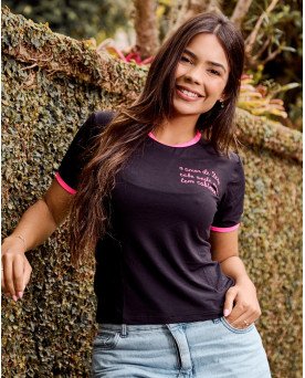 Baby Look Feminina Cristã Bordada “O Amor de Deus cabe onde não tem cabimento ”