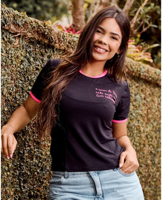 Baby Look Feminina Cristã Bordada “O Amor de Deus cabe onde não tem cabimento ” Baby Look Feminina Cristã Bordada “O Amor de Deus cabe onde não tem cabimento ”