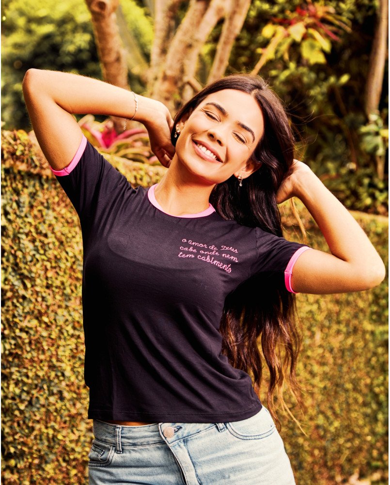 Baby Look Feminina Cristã Bordada “O Amor de Deus cabe onde não tem cabimento ” Baby Look Feminina Cristã Bordada “O Amor de Deus cabe onde não tem cabimento ”